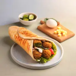 ساندويتش طعمية بالبيض والجبنة